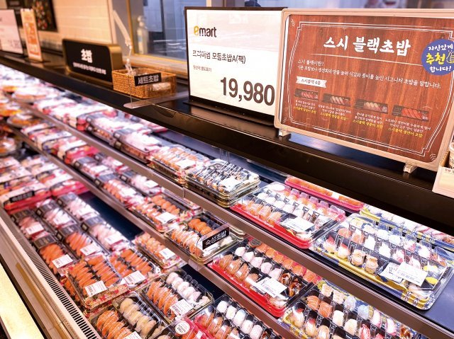 이마트는 3월 ‘시그니처 상품’으로 프리미엄 초밥 ‘스시블랙’을 선정해 한 달간 품질을 집중 관리한다.