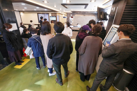 전문가용 신속항원검사(RAT) 양성 판정으로도 신종 코로나바이러스 감염증(코로나19) 확진자로 인정받을 수 있게 된지 이틀째를 맞은 15일 서울의 한 동네 병원에 시민들의 발걸음이 이어지고 있다. 2022.3.15/뉴스1 © News1