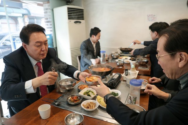 16일 문재인 대통령과 오찬이 취소된 날 윤석열 당선인이 안철수 인수위 위원장, 권영세 부위원장 등과 김치찌개로 식사를 하고있다.＜윤석열 당선인 측 제공＞