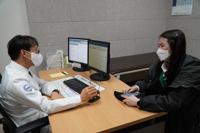 지난해 12월 30일 경남 진주시 경상국립대학교병원을 찾은 금세은 씨가 주치의 김봉조 교수와 상담을 하고 있다.