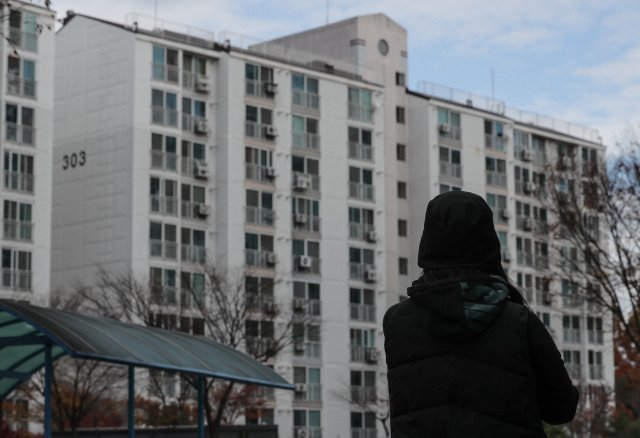 지난해 11월 11일 A아파트를 찾은 금세은 씨가 사건이 발생했던 303동을 바라보고 있다.