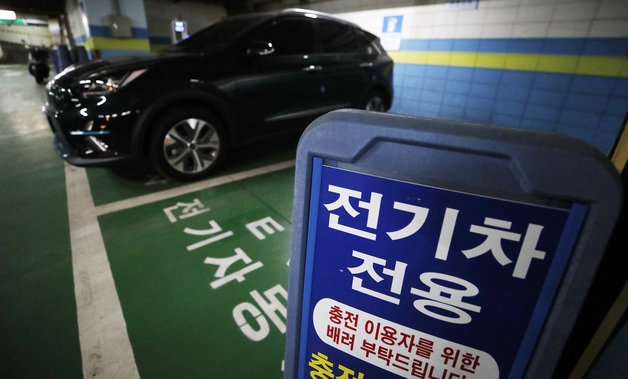 지난 1월 서울시내 한 전기차 충전소에서 충전을 하지 않는 차량이 주차된 모습. 2022.1.28/뉴스1 © News1