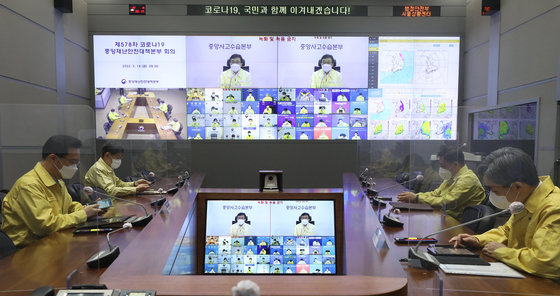 18일 서울 종로구 정부서울청사 상황센터에서 열린 제578차 신종 코로나바이러스 감염증(코로나19) 중앙재난안전대책본부(중대본) 회의에서 권덕철 중대본 1차장(보건복지부 장관)이 회의를 주재하는 모습이 화면으로 보이고 있다. 이날 정부는 21일부터 현행 6명인 사적모임 인원 제한을 8명으로 확대한다고 밝혔다. 오후 11시까지인 식당 등 다중이용시설 영업시간은 조정하지 않았다. © News1