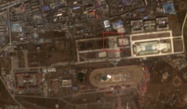 지난 16일 북한 평양 미림비행장 일대를 촬영한 인공위성 ‘센티널-2A’의 위성사진. 빨간색 사각형 안에 열병식 연습으로 추정되는 대열이 ‘점’ 모양으로 찍혀 있다. (센티널 허브 캡처)