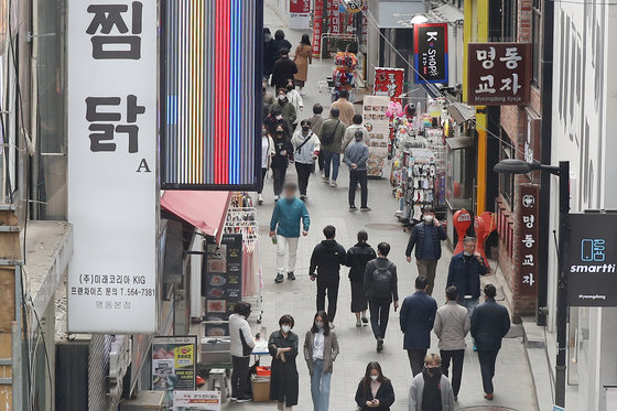 17일 오후 서울 중구 명동거리가 점심시간을 맞은 시민들로 붐비고 있다. 2022.3.17/뉴스1