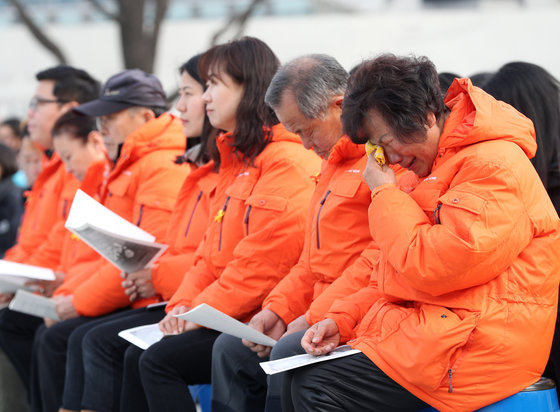 서울 광화문광장에서 열린 고난받는 이들과 함께하는 성탄절 연합예배에서 스텔라데이지호 가족들이 눈물을 닦고 있다. 2019.12.25/뉴스1