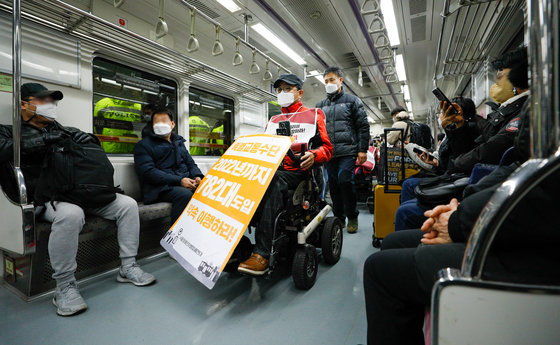 전국장애인차별철폐연대 회원들이 지난 1월3일 서울 종로구 광화문역에서 장애인권리보장법·장애인탈시설지원법 제정과 기획재정부의 장애인 생존권 예산 확보 등을 촉구하며 기자회견을 마친 뒤 지하철 5호선을 타고 여의도 농성장으로 이동하고 있다. 2022.1.3/뉴스1 © News1 안은나 기자