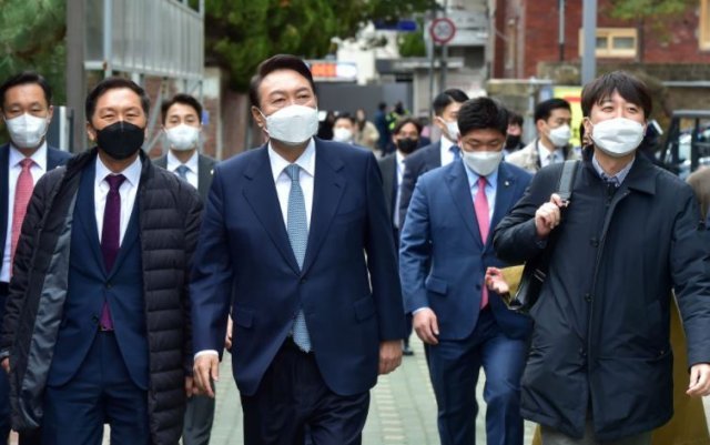 윤석열 대통령 당선인이 국민의힘 지도부와 이동하고 있다. 국민의힘 김기현 원내대표 페이스북 갈무리