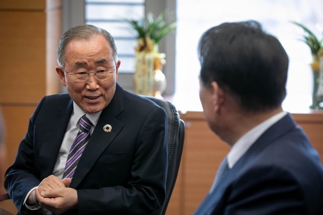 반기문 전 UN 사무총장이 18일 오후 서울 종로구 통의동 당선인 집무실에서 열린 윤석열 대통령 당선인과 면담에서 발언을 하고 있다. 사진공동취재단/송은석