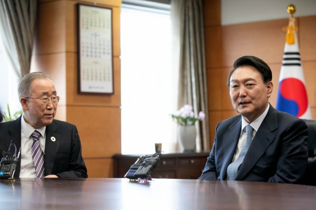 윤석열 대통령 당선인과 반기문 전 UN 사무총장이 18일 오후 서울 종로구 통의동 당선인 집무실에서 면담을 하고 있다.사진공동취재단/송은석