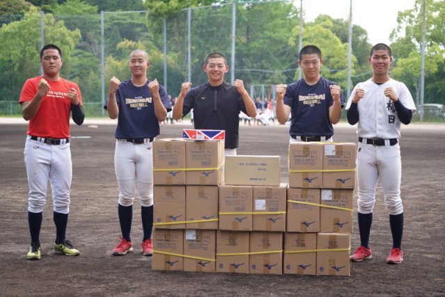 우리 문화체육관광부와 한국야구위원회(KBO)는 일본의 한국계 학교인 교토국제고에 1000만원 상당의 야구용품을 지원했다고 지난해 5월 17일 발표했다. KBO 제공