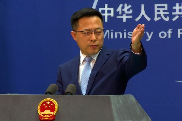 19일 중국 베이징 외교부 청사에서 자오리젠 대변인이 정례브리핑에서 기자의 질문을 받고 있다. 2022.01.19 AP/뉴시스