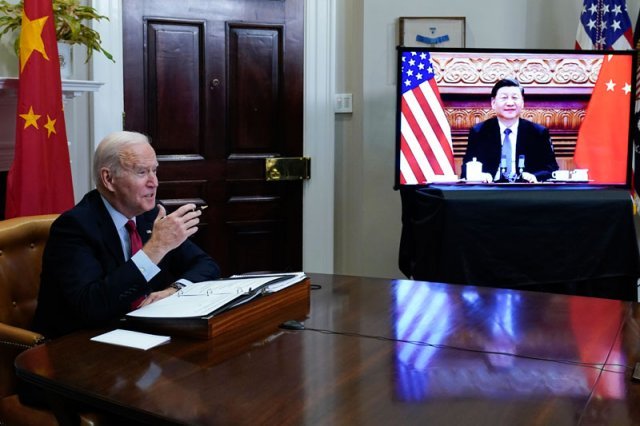 조 바이든 미국 대통령이 15일(현지시간) 백악관 루스벨트 룸에서 시진핑 중국 국가주석과 화상 정상회담을 하고 있다. 2021.11.16 AP/뉴시스