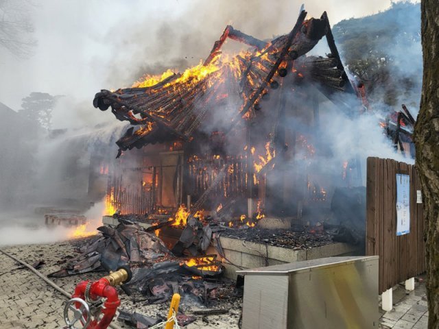 17일 경기 안양시 만안구에 위치한 삼막사에서 불이나 출동한 안양소방서 대원들이 화재 진압을 하고 있다. 경기소방재난본부 제공