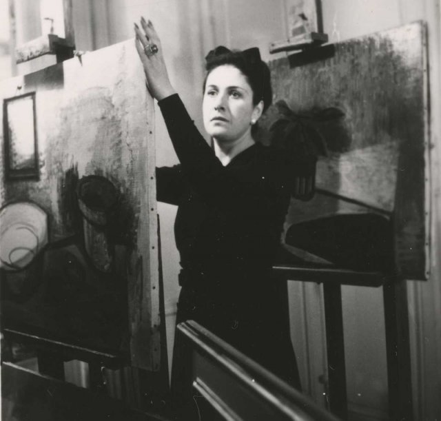 1944년 프랑스 파리의 작업실에서 그림을 그리는 도라마르. 초현실주의 사진작가의 시초이자 독창적인 그림을 그린 화가이기도했다.