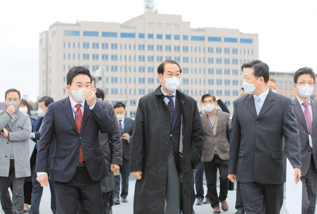 인수위 “봄꽃 지기전 靑 돌려드리겠다”… 이르면 주말 결론