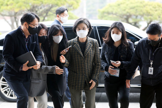 노정희 중앙선거관리위원회 위원장이 지난 17일 오전 경기 과천시 중앙선관위로 출근하고 있다. 2022.3.17/뉴스1 © News1