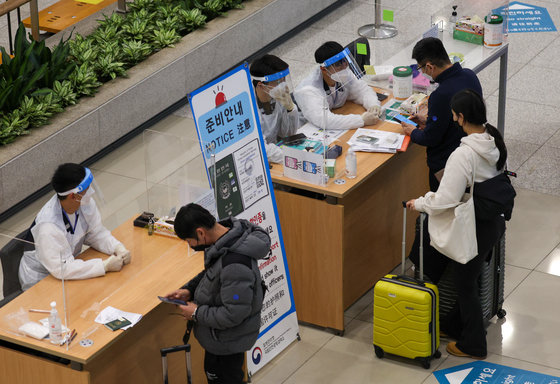 인천국제공항 1터미널에서 해외 입국자가 여권 겉면에 있는 신종 코로나바이러스 감염증(코로나19) 백신 접종 완료 스티커를 보여주고 있다./뉴스1