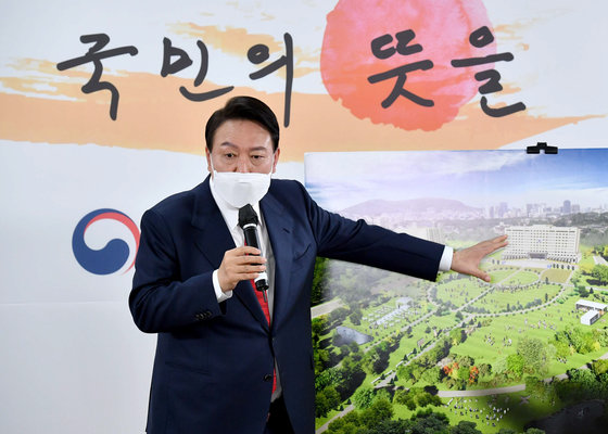 윤석열 대통령 당선인이 20일 서울 종로구 한국금융연수원 별관에 마련된 대통령직인수위원회 회견장에서 청와대 대통령 집무실의 용산 국방부 청사 이전 관련 기자회견을 하고 있다. 2022.3.20/뉴스1 © News1