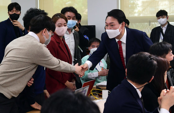 윤석열 대통령 당선인이 20일 서울 종로구 삼청동 한국금융연수원 별관에 마련된 대통령직인수위원회에서 청와대 대통령 집무실의 용산 국방부 청사 이전 관련 기자회견을 마치고 기자들과 인사를 나누고 있다. 2022.3.20. 국회사진취재단