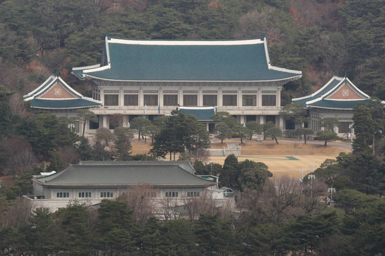 윤석열 대통령 당선인이 기자회견을 통해 대통령 집무실을 용산 국방부 청사로 이전한다고 공식 발표한 20일 서울 종로구 청와대 일대가 적막한 모습을 보이고 있다. 윤 당선인은 이날 가진 기자회견에서 “청와대는 임기 시작인 5월 10일에 개방해 국민께 돌려드리겠다“며 ”어려운 일이지만, 국가와 미래를 위해 내린 결단“이라고 밝혔다. 2022.3.20/뉴스1 © News1