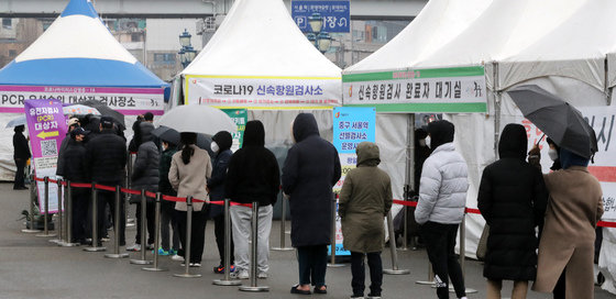 20일 서울 중구 서울역 앞 신종 코로나바이러스 감염증(코로나19) 선별진료소에서 시민들이 검사를 받기 위해 줄을 서고 있다.  © News1