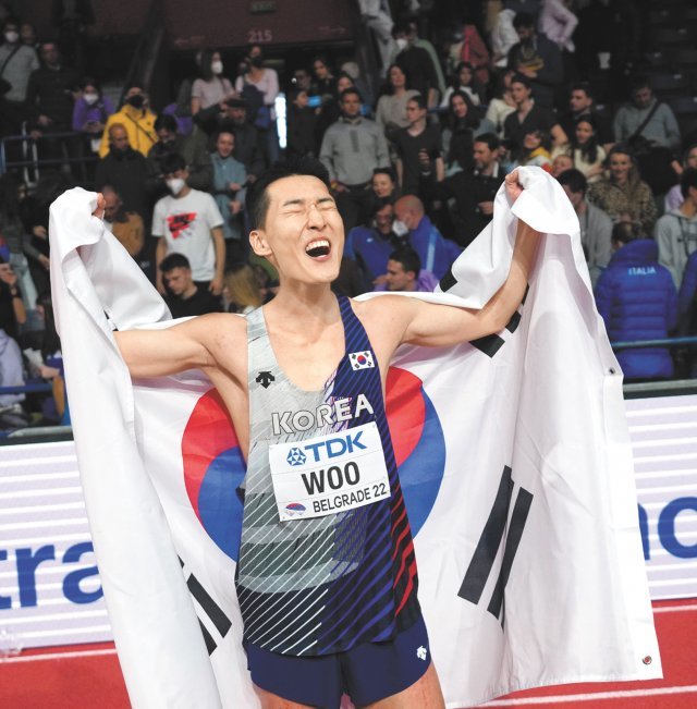 2m34를 기록하며 대회 사상 한국 선수 최초로 금메달을 획득한 우상혁이 태극기를 걸치고 포효하고 있다. 
베오그라드=AP 뉴시스