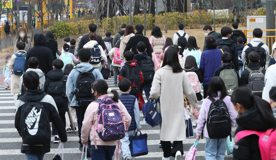 지난 14일 오전 경기 화성시의 한 초등학교 앞에서 아이들이 등교를 하는 모습. (사진은 기사 내용과 무관함) 2022.3.14/뉴스1