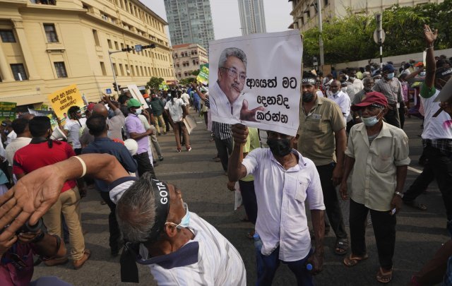 대통령 퇴진 요구하는 스리랑카 시위대. 사진 AP 뉴시스