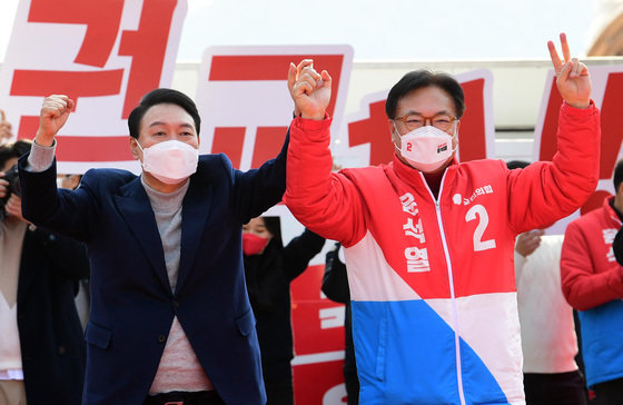 윤석열 대통령 당선인이 후보 시절인 지난 3일 오후 충남 공주시 공산성 앞 광장에서 열린 유세에서 정진석 국회부의장과 함께 지지를 호소하고 있다. 2022.3.3/뉴스1 © News1