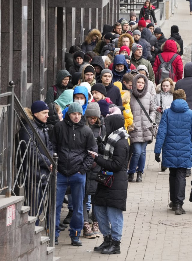 지난달 25일 러시아 샹트페테르부르크의 한 현금자동입출입기(ATM) 앞에 달러나 유로화를 인출하기 위해 모인 러시아 시민들이 길게 줄을 서고 있다.