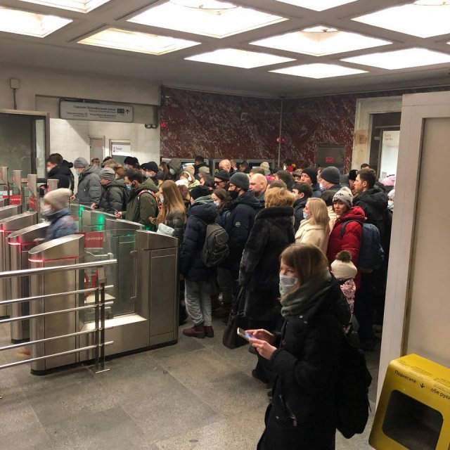 러시아 내 애플·구글페이가 막힌 이후 개찰구 앞에 사람들이 지하철 요금을 내기 위해 현금을 찾아 헤매면서 긴 줄이 이어지고 있다.