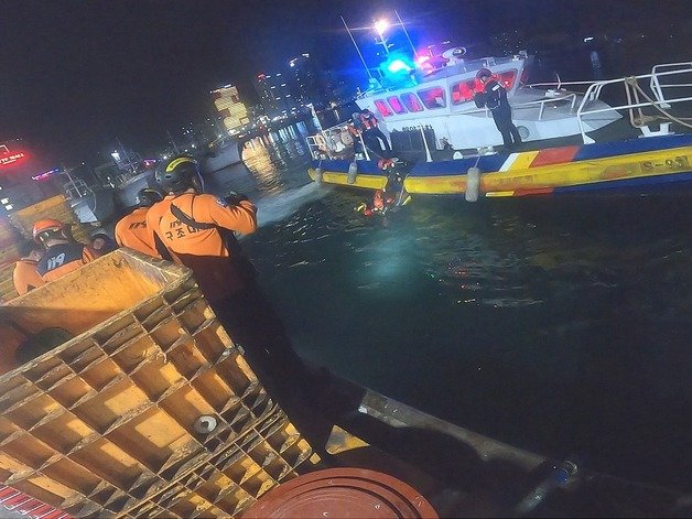 부산 중구 남포동 자갈치시장 선착장 앞 해상에 빠진 한 커플을 해양경찰이 구조하고 있다.(부산소방재난본부 제공)© 뉴스1