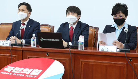 이준석 국민의힘 대표가 21일 오전 서울 여의도 국회에서 열린 최고위원회 회의에서 모두발언을 하고 있다. 2022.3.21/뉴스1 © News1