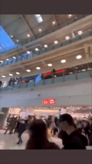 12일 인터넷 커뮤니티 ‘레딧’에 올라온 영상. 러시아의 쇼핑몰로 추정되는 장소에서 한 남성이 루블을 뿌리고 있다.