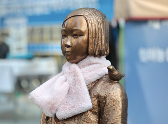 서울 종로구 옛 일본대사관 앞에 소녀상이 자리를 지키고 있다./뉴스1 © News1