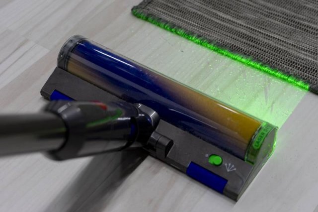 레이저는 헤드 측면에서 비치며, 바닥이 녹색만 아니라면 대다수 조건에서 활용할 수 있다. 출처=IT동아