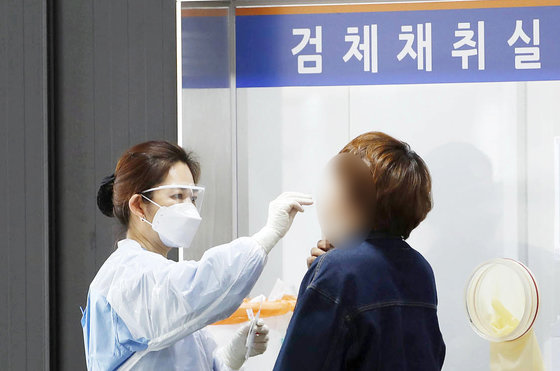 14일 광주 북구 광주병원 호흡기전담크리닉에서 시민들이 의료진에게 검사를 받고 있다. (광주 북구 제공)2022.3.14/뉴스1 © News1