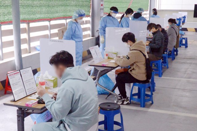 19일 오후 광주 북구보건소 신종 코로나바이러스 감염증(코로나19) 선별진료소에서 시민들이 자가검사키트로 검사를 하고 있다. 뉴스1