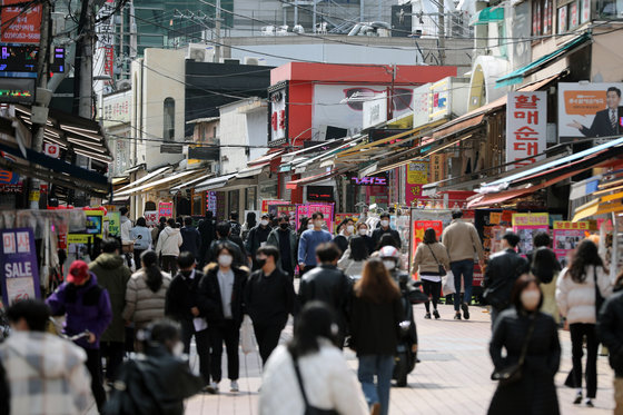 정부의 새로운 ‘사회적 거리두기’ 시행을 하루 앞둔 20일 오후 서울 마포구 홍대거리에서 시민들이 발걸음을 옮기고 있다. 중앙재난안전대책본부(이하 중대본)에 따르면 새 거리두기는 오는 21일부터 4월 3일까지 2주일 동안 적용한다. 새 거리두기는 영업제한 시간은 유지하되, 사적모임 인원을 6명에서 8명으로 2명 늘리는 소폭 개정안을 담았다. 2022.3.20/뉴스1