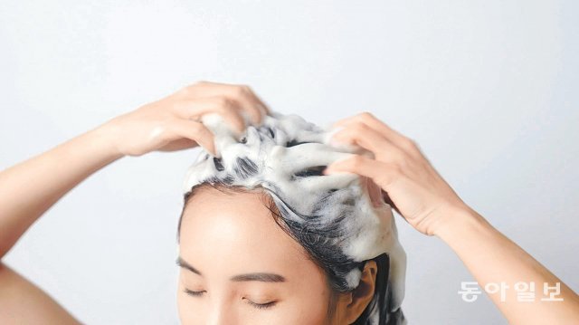 최근 인기를 끌고 있는 새치 샴푸는 머리를 감으면서 흰머리를 어두운 색으로 변색시키는 제품이다. 동아일보DB