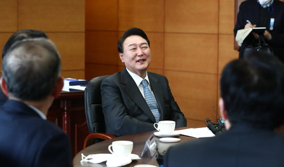 尹 “경제계와 직통전화 만들겠다” 핫라인 설치 약속
