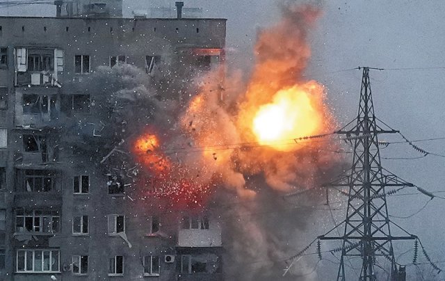 우크라이나 동남부 도시 마리우폴의 한 아파트가 14일(현지 시간) 러시아의 폭격을 받아 불타고 있다. 마리우폴=AP 뉴시스
