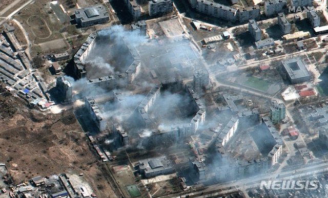 막사 테크놀로지가 제공한 위성사진에 21일(현지시간) 우크라이나 마리우폴의 아파트 단지가 러시아의 공격으로 불에 타고 있다. 2022.03.22. [마리우폴=AP/뉴시스]