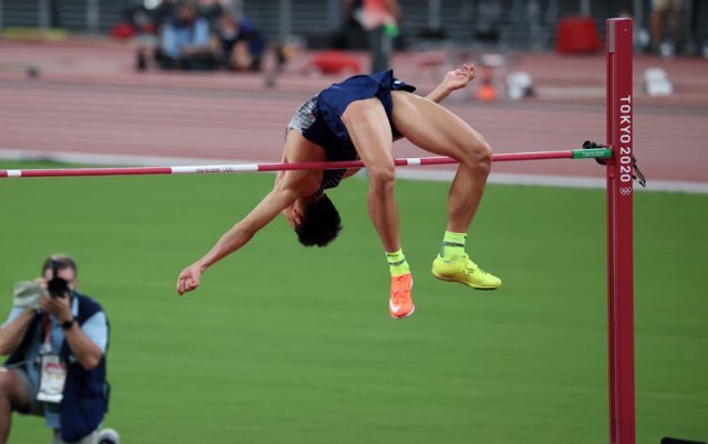 우상혁이 2021년 8월 1일 일본 도쿄 올림픽스타디움에서 열린 도쿄올림픽 육상 남자 높이뛰기 결전에서 2.30m를 성공시키고 있다. 도쿄=올림픽사진공동취재단