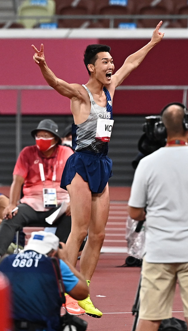 우상혁이 1일 일본 도쿄 올림픽스타디움에서 열린 도쿄올림픽 육상 남자 높이뛰기 결선에서 2.35m를 성공시킨 후 기뻐하고 있다. 2021.08.01 도쿄=올림픽사진공동취재단