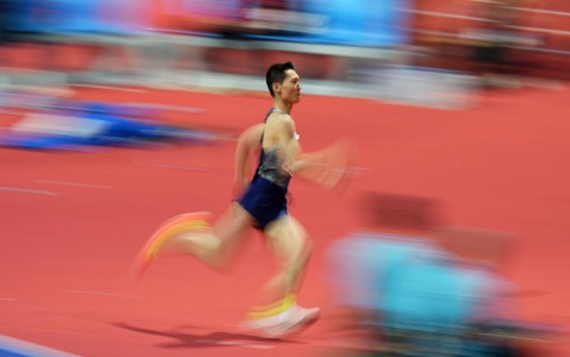우상혁 선수가 20일(한국시간) 세르비아 베오그라드의 스타크 아레나에서 열린 2022 세계실내육상선수권대회 남자 높이뛰기에서 2m34 도전을 위해 전력 질주를 하고 있다. AP 뉴시스