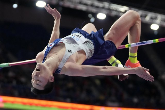 우상혁 선수가 20일(한국시간) 세르비아 베오그라드의 스타크 아레나에서 열린 2022 세계실내육상선수권대회 남자 높이뛰기에서 2m34를 성공시키고 있다. AP 뉴시스