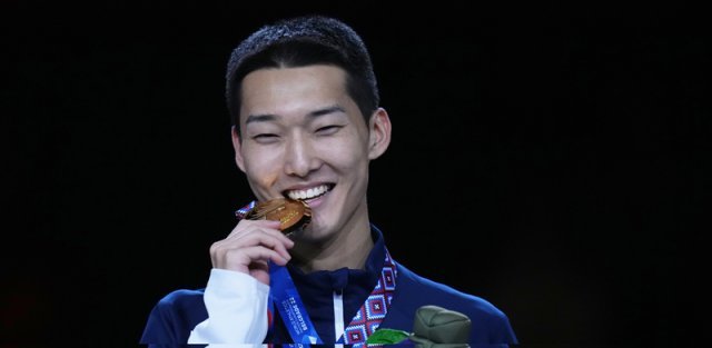 우상혁 선수가 20일(한국시간) 세르비아 베오그라드의 스타크 아레나에서 열린 2022 세계실내육상선수권대회 남자 높이뛰기에서 정상을 차지했다. 우 선수가 금메달을 깨물며 기뻐하고 있다. AP 뉴시스