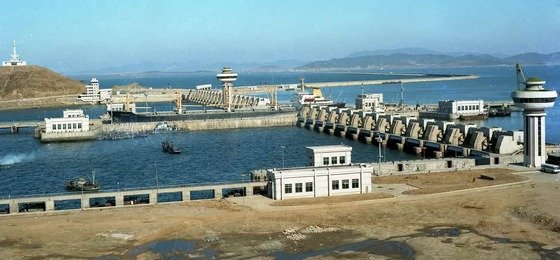 북한 남포항 서해갑문.(평양 노동신문=뉴스1)